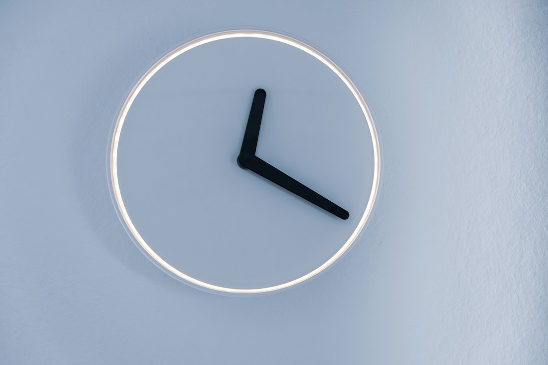 Analoge Wanduhr als Symbol für den Zeitverlauf bis zum Anstoß