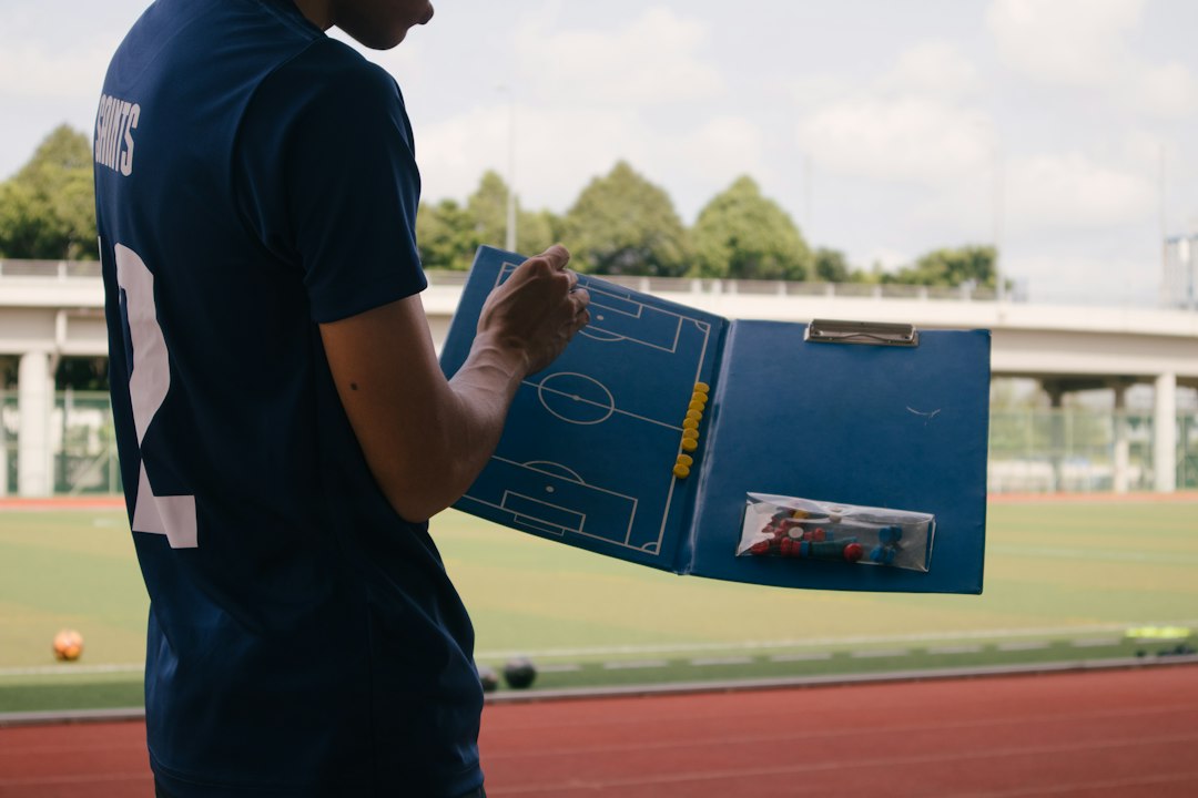 Trainer und Spieler bei der Bekanntgabe der Aufstellung