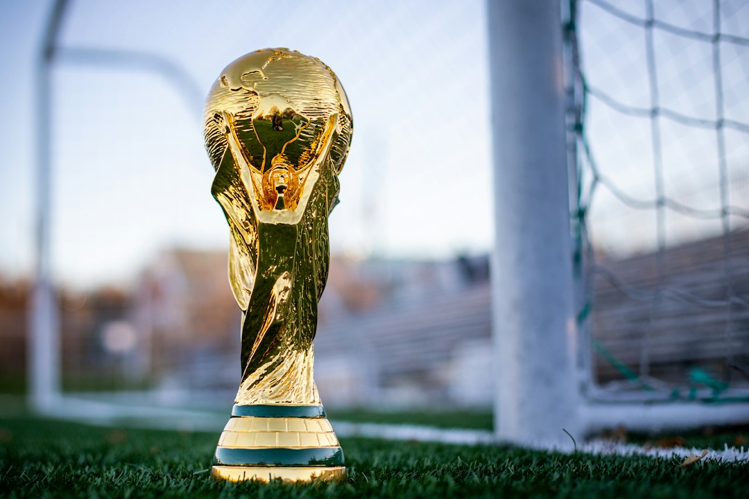 Fußballpokal auf dem Rasen in der Nähe des Tores