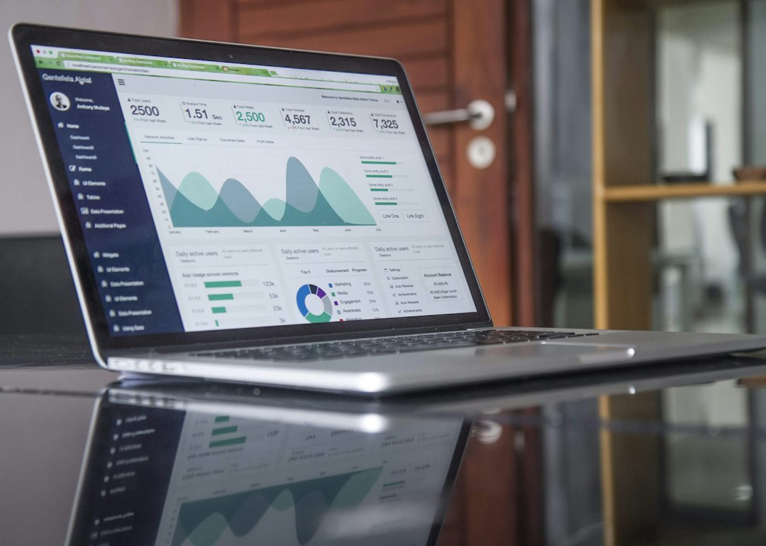 Laptop mit Diagrammen und statistischen Auswertungen