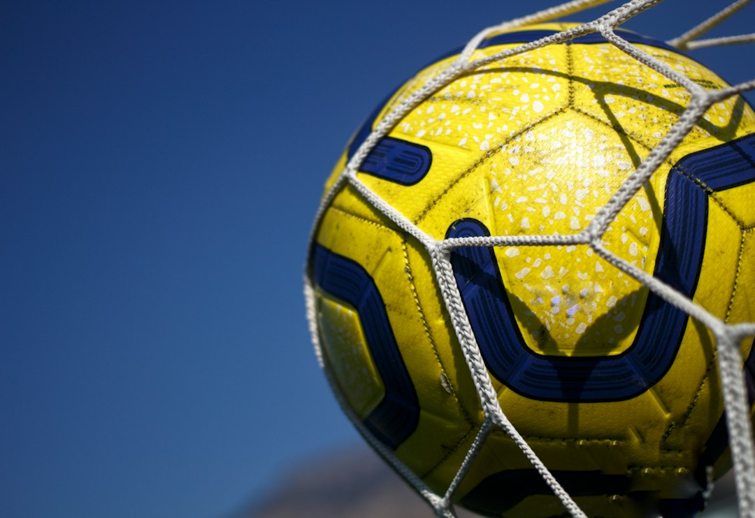 Fußball im Tornetz nach einem erzielten Tor
